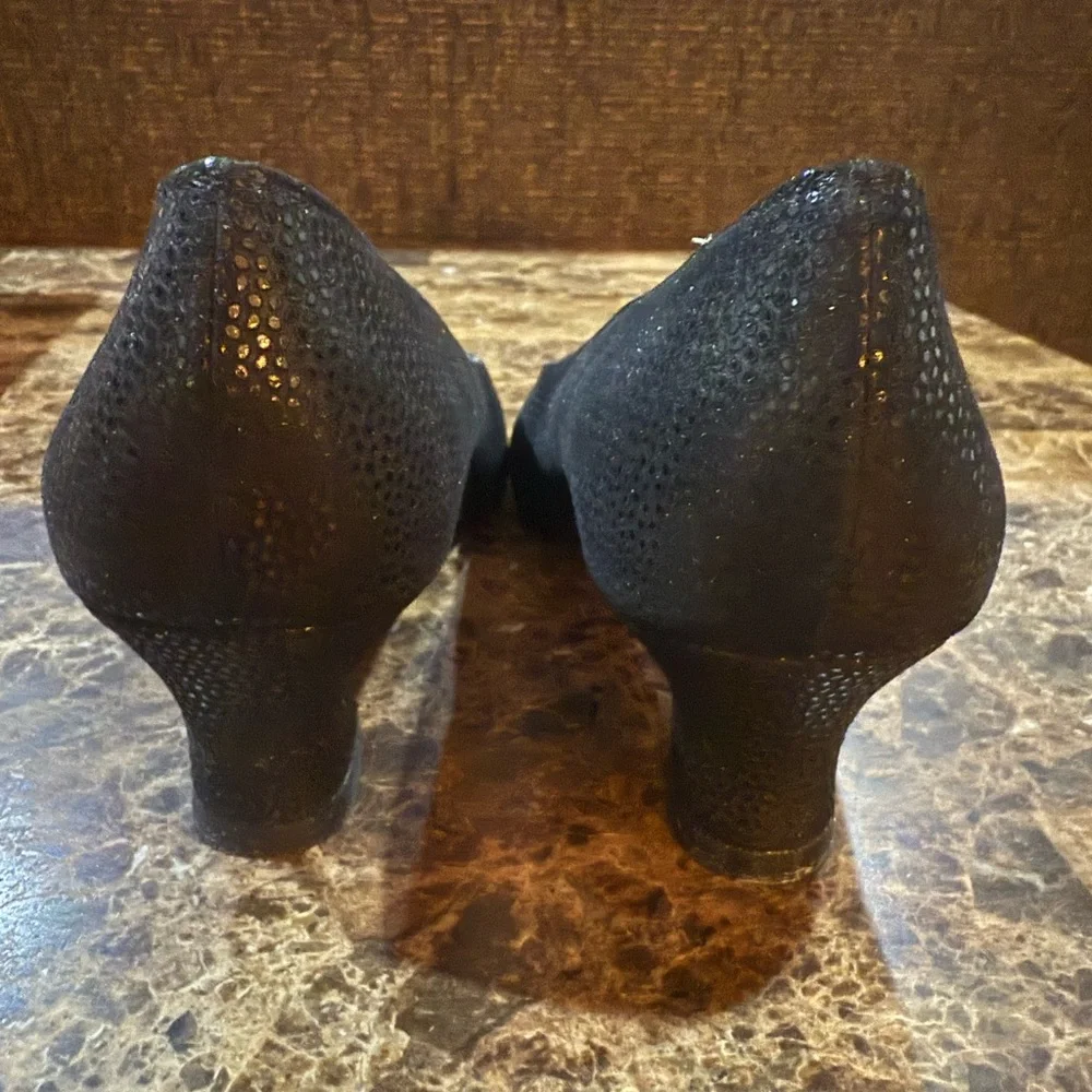 NWT Vintage Salvatore Ferragamo. Rio Nero Pebble Suede Pump. Size 6.5 AA.
